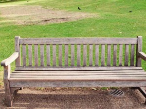 Ahşap Bank ve Ahşap Bench: Doğal ve Estetik Bir Mobilya Seçeneği