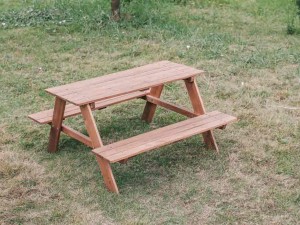 Sıcak Yaz Günlerinde Ahşap Piknik Masalarıyla Serinleyin